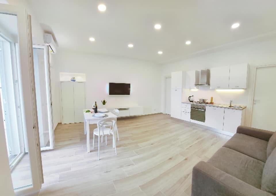 Four White Apartments アジェーロラ エクステリア 写真
