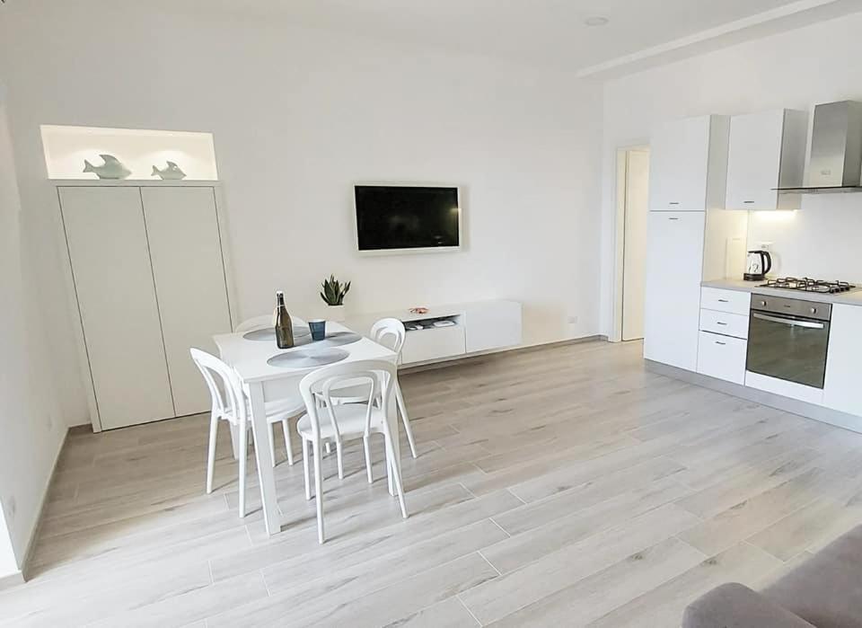 Four White Apartments アジェーロラ エクステリア 写真