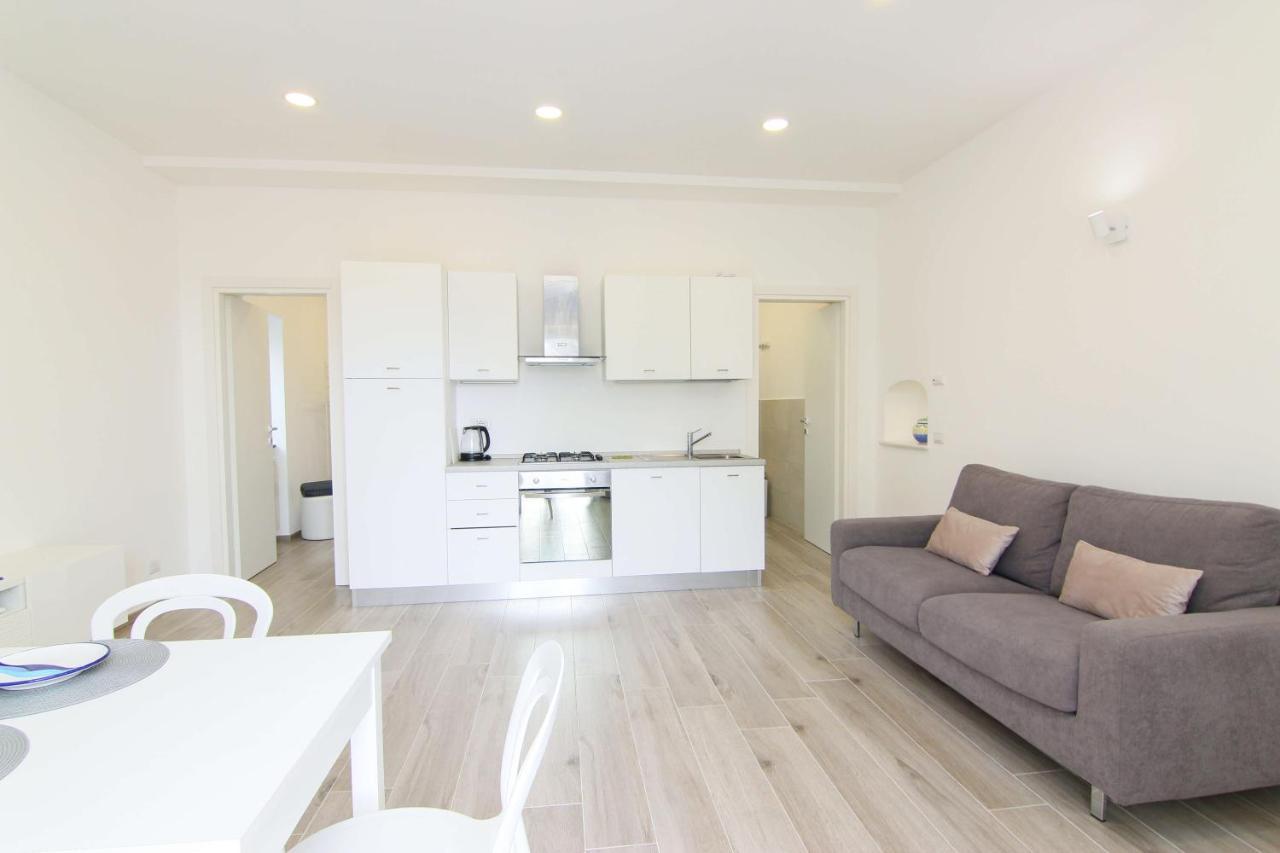 Four White Apartments アジェーロラ エクステリア 写真