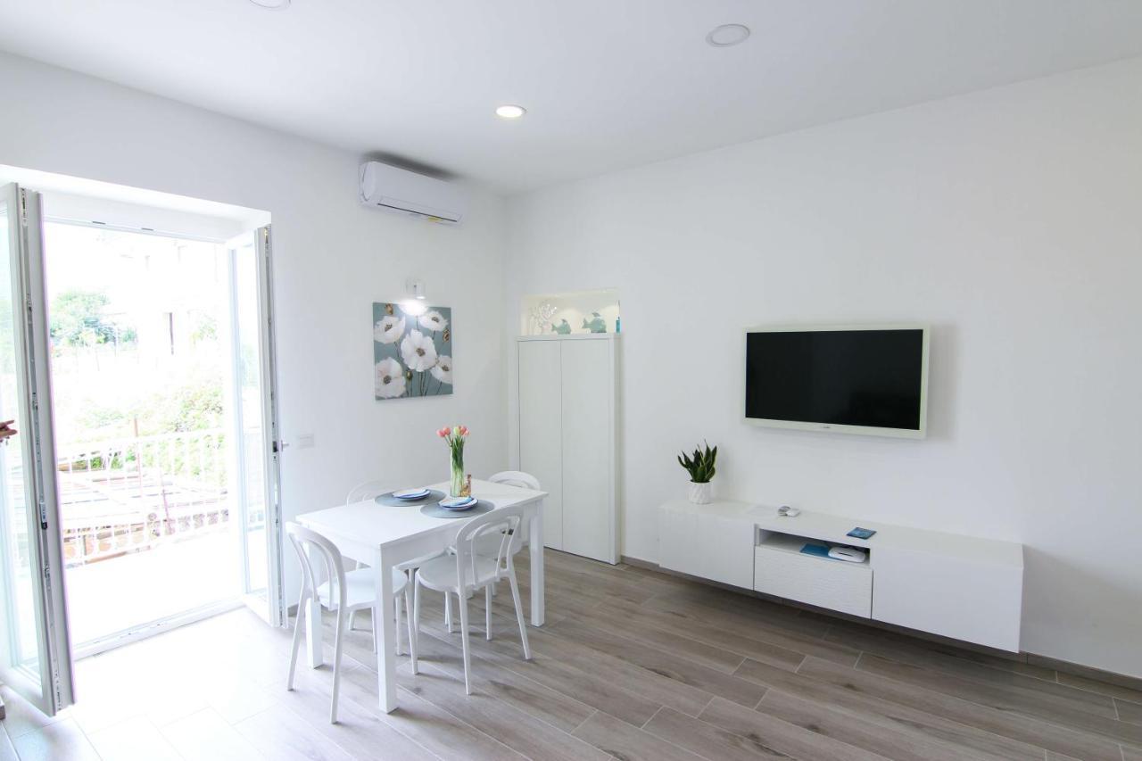 Four White Apartments アジェーロラ エクステリア 写真