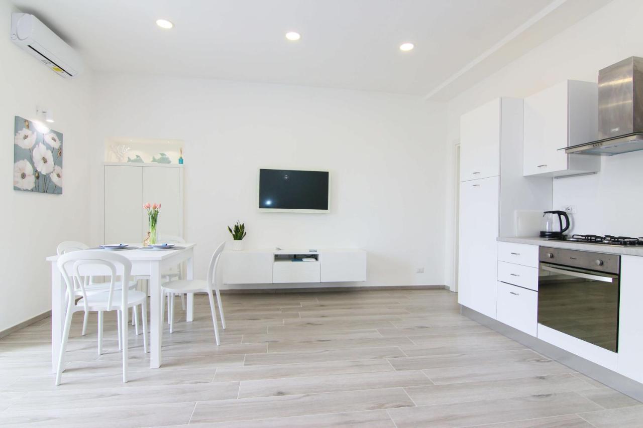 Four White Apartments アジェーロラ エクステリア 写真